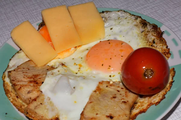 Ausgezeichnetes Frühstück Mit Spiegeleiern Käse Schweinefleisch Und Leicht Gesalzenen Tomaten — Stockfoto