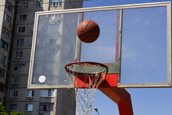 Basketball Ball Flight Basket Street Sports Ground — Stock Photo, Image