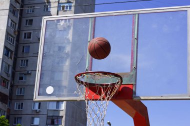Basketbol topu, sokak sporları sahasında ringe uçar.