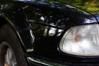 Siyah bir arabanın önünde. Eski bir Avrupa arabasının farları.