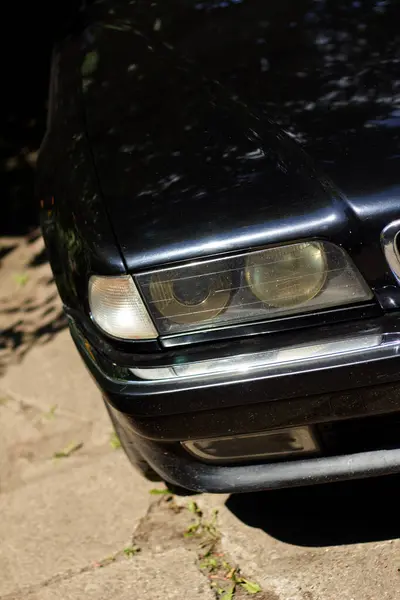黒い車の前で 古いヨーロッパ車のヘッドライト — ストック写真