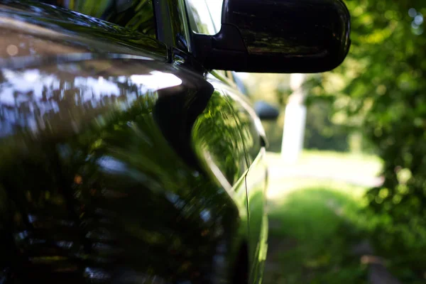Вид Збоку Старий Чорний Автомобіль Красивим Відображенням Рослин — стокове фото
