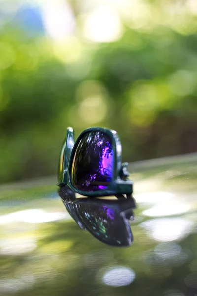 Πράσινα Γυαλιά Ηλίου Βρίσκονται Στο Πορτ Μπαγκάζ Ενός Μαύρου Αυτοκινήτου — Φωτογραφία Αρχείου