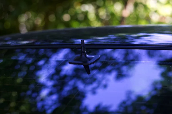 Eski Siyah Bir Arabanın Arka Camında Anten Var — Stok fotoğraf