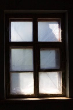 Evin girişini bombaladıktan sonra folyoyla kapatılmış eski bir pencere..