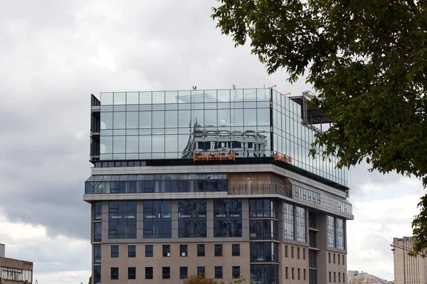 Karşıdaki binanın camındaki yüksek bir binanın yansıması. Kharkiv şehir merkezi