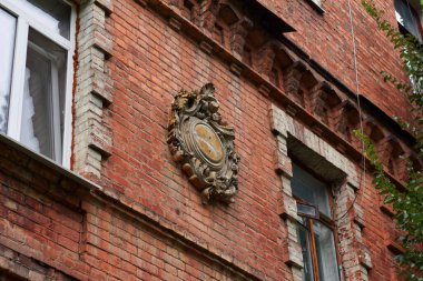 Harkiv 'in merkezindeki eski bir tuğla evde ilginç bir amblem.