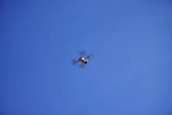 Petit Quadcopter Planait Dans Ciel Bleu Drone Vol — Photo