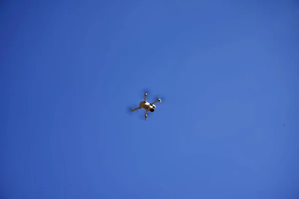 Pequeno Quadricóptero Pairava Céu Azul Drone Voo — Fotografia de Stock