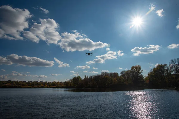 Een Kleine Drone Vliegt Het Meer Kharkiv Herfst — Stockfoto