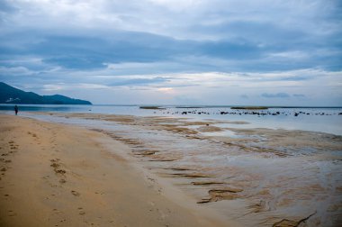 Tayland 'da okyanus sahilinde güzel bir gün batımı