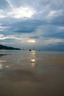 Tayland 'da okyanus sahilinde güzel bir gün batımı
