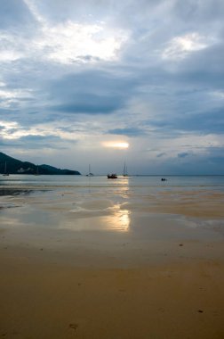 Tayland 'da okyanus sahilinde güzel bir gün batımı