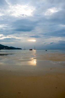 Tayland 'da okyanus sahilinde güzel bir gün batımı
