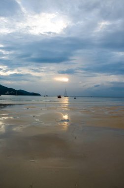 Tayland 'da okyanus sahilinde güzel bir gün batımı