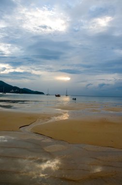 Tayland 'da okyanus sahilinde güzel bir gün batımı