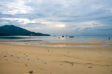 Tayland 'da okyanus sahilinde güzel bir gün batımı