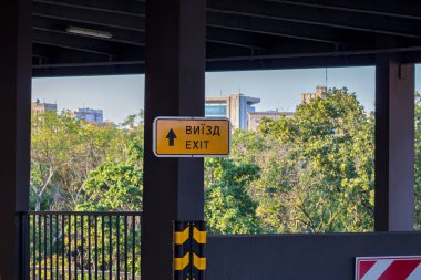 Otoparktan çık. Ukraynaca 