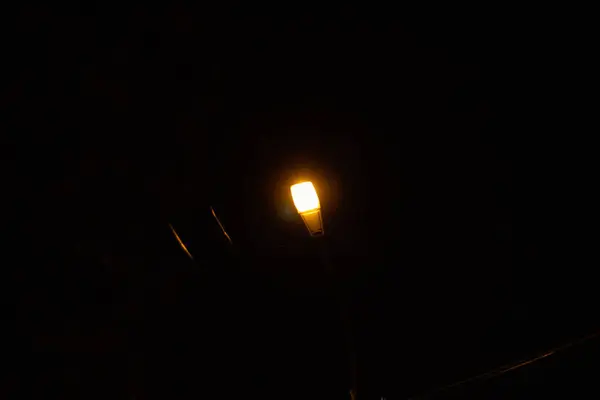 Samotna Lampa Uliczna Świeci Całkowitej Ciemności — Zdjęcie stockowe
