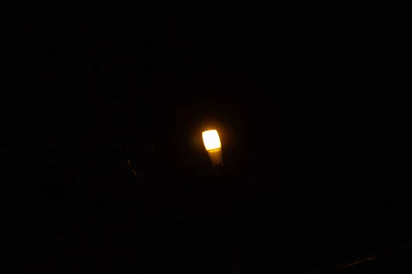 完全な暗闇の中で輝く孤独な街灯 — ストック写真