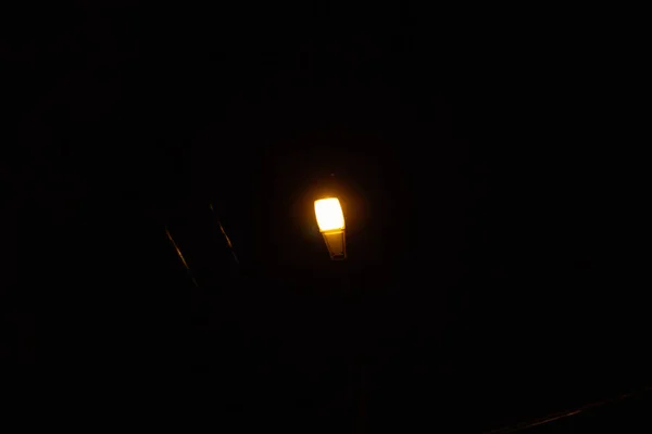 Самотня Вулична Лампа Сяє Загальній Темряві — стокове фото