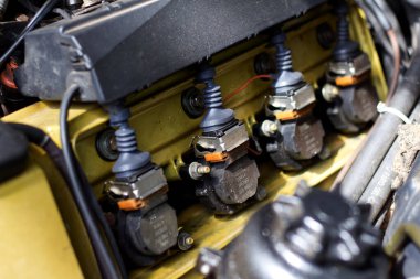 Eski bir Avrupa arabasının kaputunun altında.