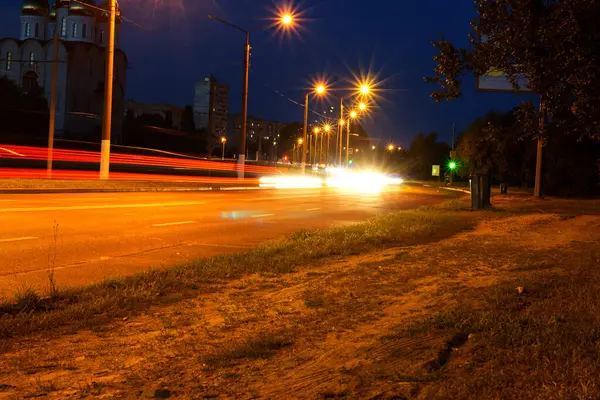 Szlak Przejeżdżających Samochodów Wzdłuż Autostrady Charków Wieczorem — Zdjęcie stockowe