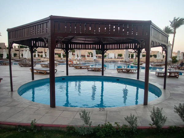 拥有棕榈树 鲜花和游泳池的埃及宾馆的美丽景色 — 图库照片