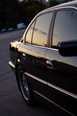 Harkov 'un akşam merkezinde eski bir Avrupa arabası.