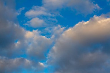 Sonbaharın başlarında Harkov 'un üzerindeki zıt gökyüzü