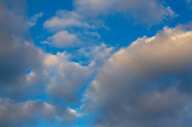 Sonbaharın başlarında Harkov 'un üzerindeki zıt gökyüzü