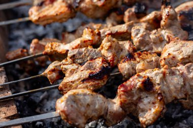 Şiş kebap şiş kebap ızgarada hazırlanıyor.