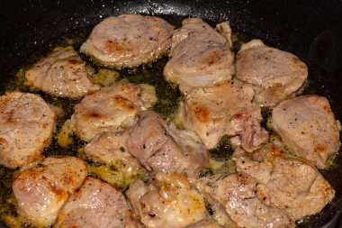 Tavada kızartılmış domuz eti.