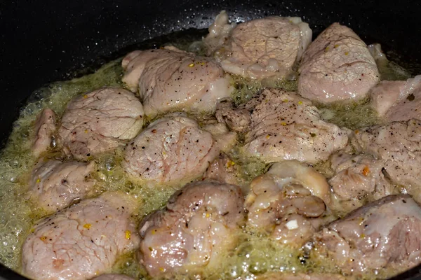 Tavada kızartılmış domuz eti.