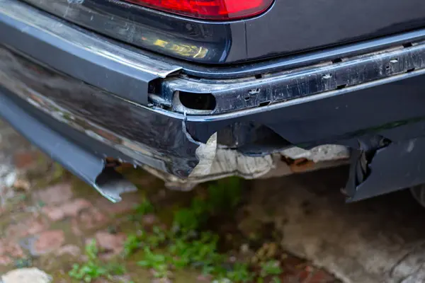黒いヨーロッパ車の壊れたバンパー — ストック写真