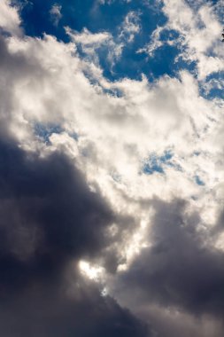 Kharkov 'un üzerinde bulutlarla mavi gökyüzü