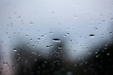 Akşamları araba camında yağmur damlaları