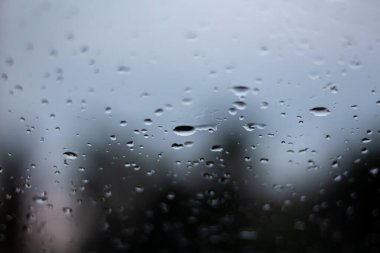 Akşamları araba camında yağmur damlaları