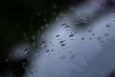 Akşamları araba camında yağmur damlaları