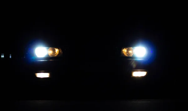 Reflektory Europejskiego Samochodu Świecącego Ciemności — Zdjęcie stockowe