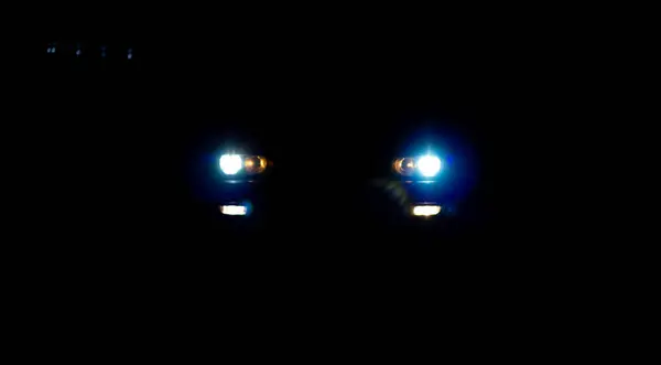 Scheinwerfer Eines Europäischen Autos Leuchten Aus Der Dunkelheit — Stockfoto