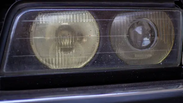 古いヨーロッパ車のヘッドライト — ストック写真