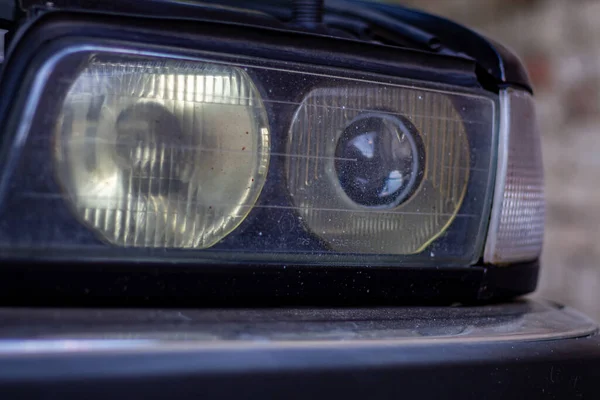 古いヨーロッパ車のヘッドライト — ストック写真
