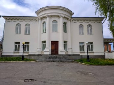 Poltava 'nın merkezindeki eski bina.