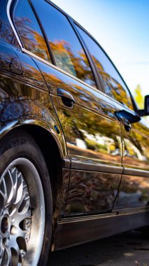 Harkov 'da eski bir Avrupa arabasının sonbahar fotoğrafı