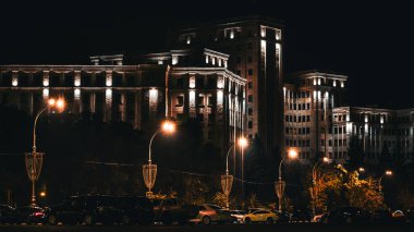 Gece Kharkov 'daki üniversitenin manzarası