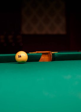 Rus bilardosu için bilardo masasında bilardo topları
