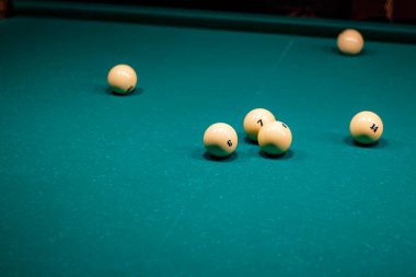 Rus bilardosu için bilardo masasında bilardo topları