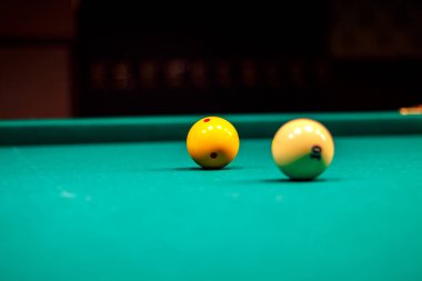 Bilardo piramidi. Bilardo topu masada..