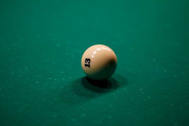 Bilardo piramidi. Bilardo topu masada..